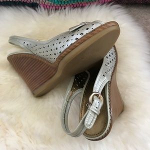 Women NWOT Paola metallic silver shoes wedges Sandals Size 8 NWOT Zara